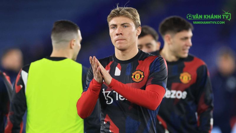 Hojlund được khuyên nên quyết định nhanh chóng về tương lai của mình.