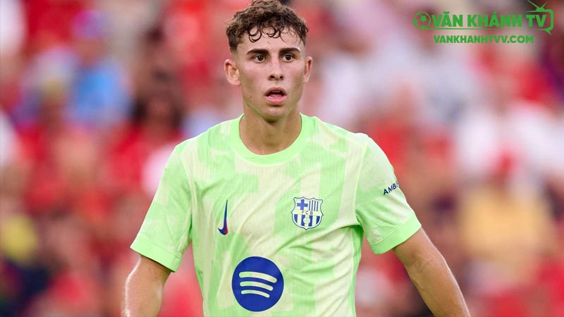 Ter Stegen và nhiều đồng đội Barca trực tiếp giữ chân Fermin.