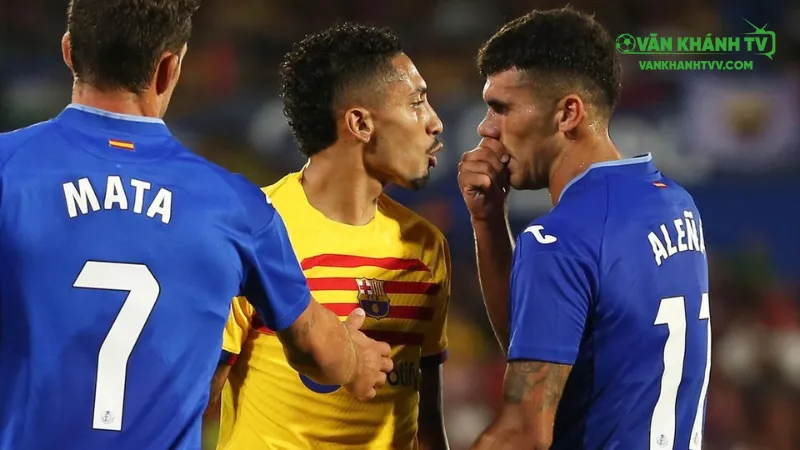 Getafe triển khai chiến thuật phòng ngự phản công trước Barca.